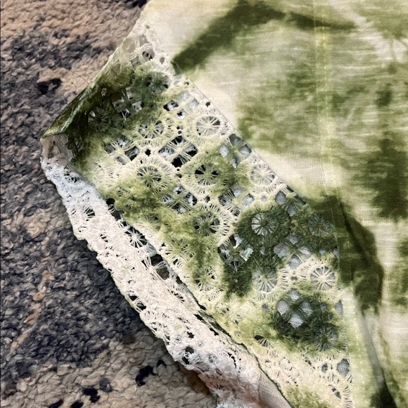 Time and Tru Floral Green and White Tank Top - Picture 3 of 3